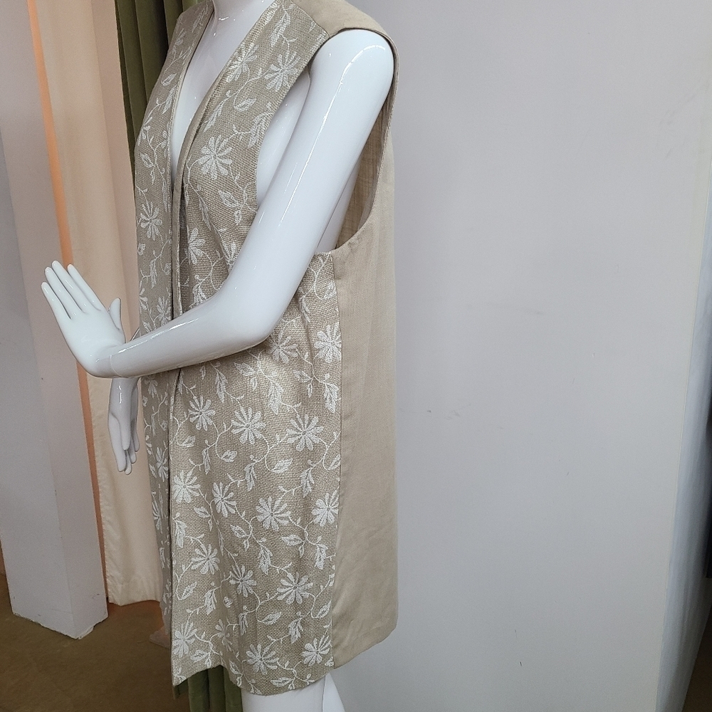 Engè Vest - Picture 2 of 11